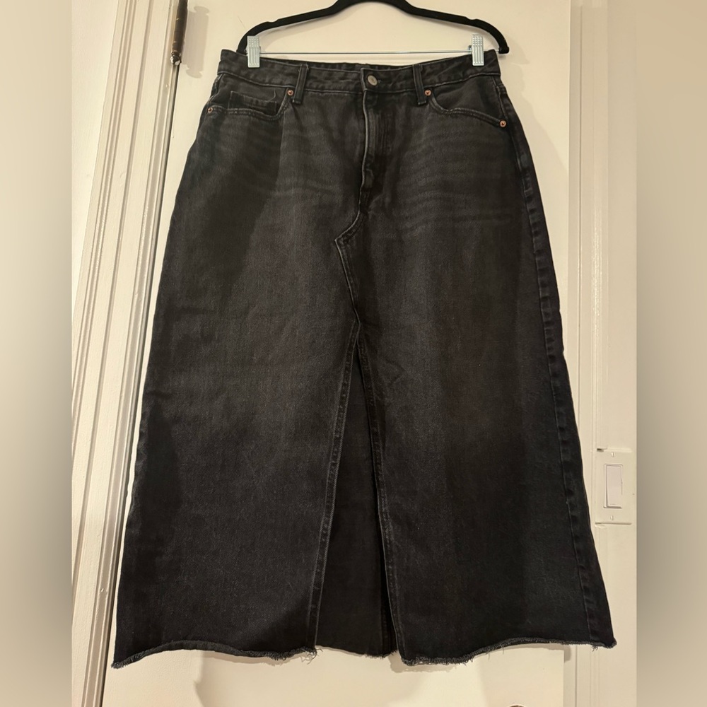 Black denim skirt - raw edge hem - center slit - back pockets - size 14